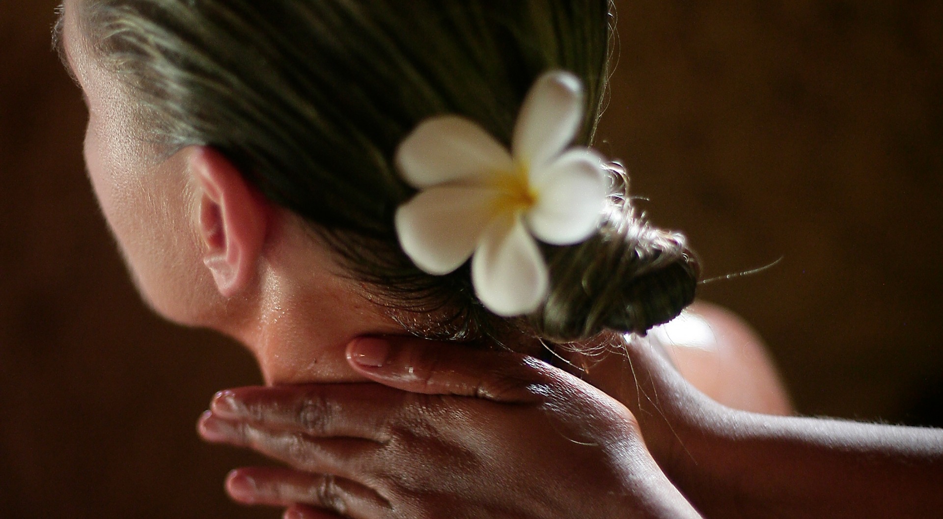 Massage Diese kräftige Massage behandelt insbesondere Nacken- und Rückenprobleme und ist besonders wirkungsvoll bei rheumatischen Erkrankungen und Verspannungen.